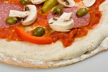 Detail einer Pizza auf einem Holzbrett