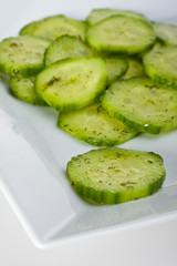 Gurkensalat mit Dill auf einem weißen Teller