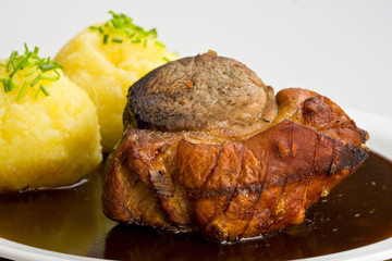 Schweinebraten mit Knödel und Bier-Sauce