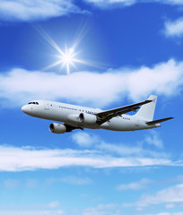 Fototapeta na wymiar Airliner: samolot w błękitne niebo