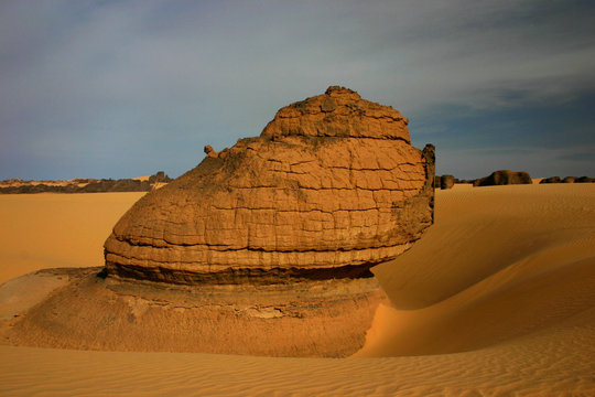 Sahara - Rocher ensabl&eacute;