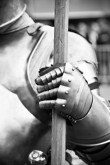 Fototapeta na wymiar Rycerski ręka trzyma włócznię