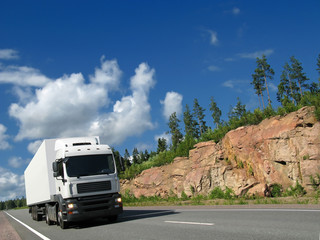 Fototapeta na wymiar biały ciężarówka na autostradzie skalista