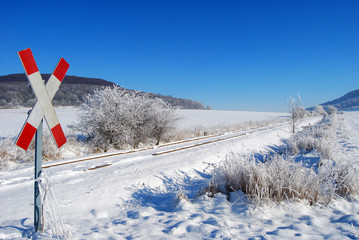 Bahnübergang im Winter