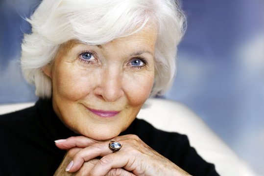 Seniorin l&auml;chelt  charmant