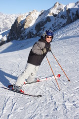 jeune skieur &agrave; l'arr&ecirc;t