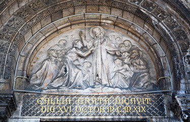 Obraz premium Sacre Coeur Cathedral Artwork above Entrance