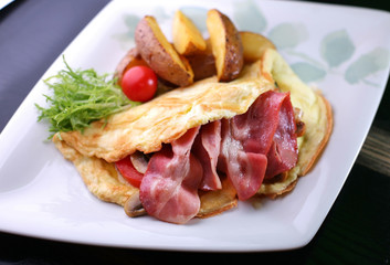 omelet with a bacon