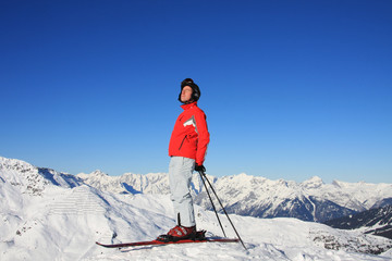 Fototapeta na wymiar Skifahrer sonnt sich am Gipfel