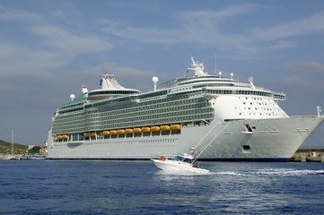 Fototapeta na wymiar Cruise w Ibiza, wschodu Morza Śródziemnego