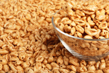 Popped wheat grains in cup