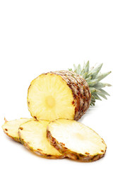 Ananas aufgeschnitten