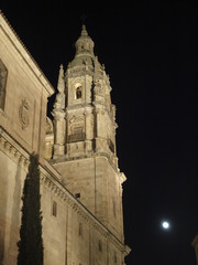 Torre de la iglesia de La Clerecia con luna llena en Salamanca