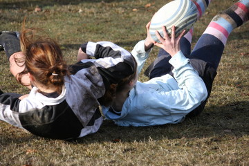 2 filles tombent en jouant au rugby