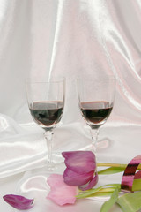 duo romantique sur satin blanc