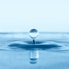 Fototapeta na wymiar Falling drop of blue water