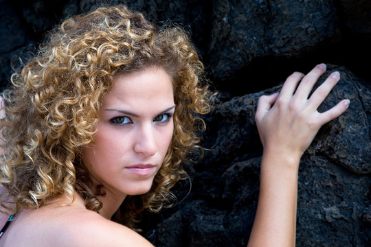 Chica en las rocas