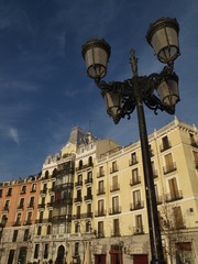 Fototapeta na wymiar Farola con edificio decimonónico en Madrid
