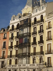 Edificio decimononico en plaza de Madrid