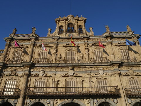 Ayuntamiento de Salamanca con cinco banderas ondeando