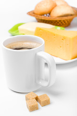 Obraz na płótnie Canvas kawa z brązowego cukru, sera, masła i trzy bułki
