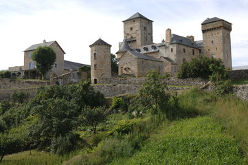 Fototapeta na wymiar Galinières Aveyron le chateau