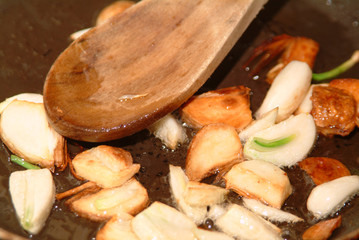 Knoblauch wird zubereitet und gebraten