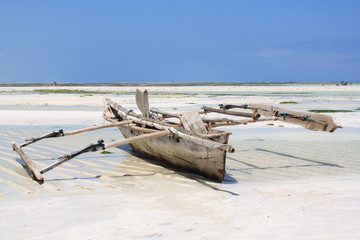 Fototapeta na wymiar Fischerboot am Strand von Zanzibar