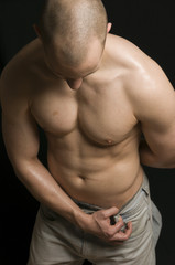 Naklejka premium bodybuilder looking down