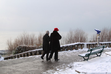 vieilles dames  en train de marcher sous la neige