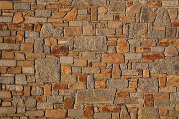 mur en pierre éclairé par le soleil couchant