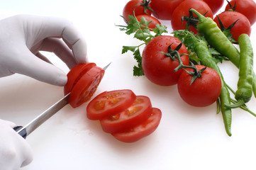 cutting tomatoes