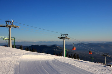 Mountain-skier lift.
