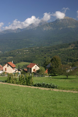 Fototapeta na wymiar Górskiej wioski w Belledone