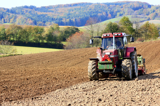 Traktor bei der Herbstsaat