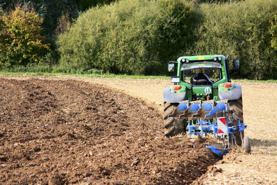 Traktor beim Pfluegen