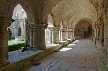 Fototapeta na wymiar Cloitre de l'Abbaye de Nieul sur l’Autise