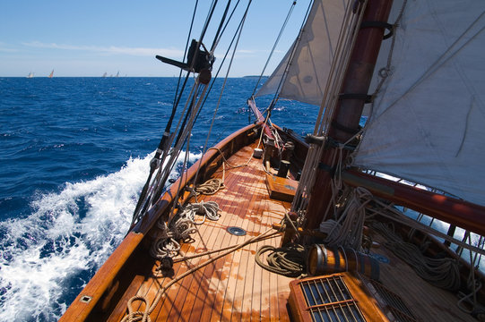 Segeln auf einer klassischen Yacht vor Antibes