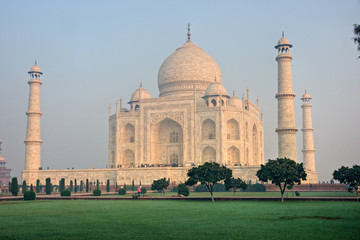 Fototapeta na wymiar Taj Mahal at sunrise, Agra, Uttar Pradesh, India.