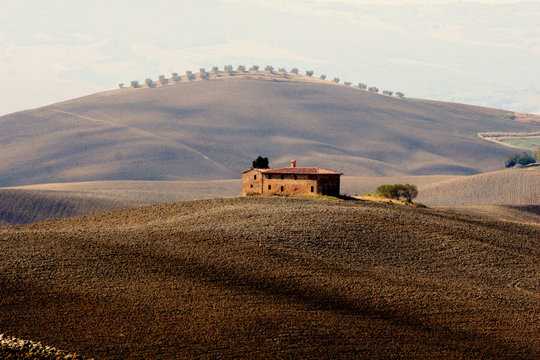 Bauernhaus in typischer toskanischer Hügellandschaft
