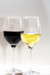 verres de vin rouge et blanc
