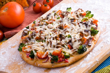 cheese and tomato pizza with rocket