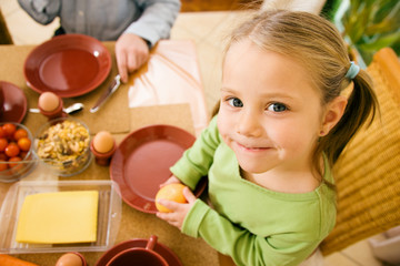 Familie beim Frühstück, Tochter im Fokus