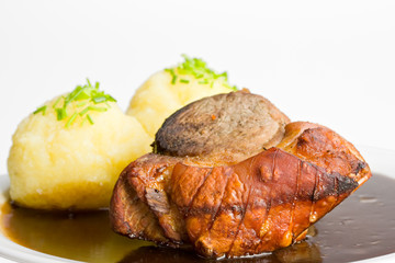bayrischer Schweinebraten mit Kartoffelknödel und Biersauce