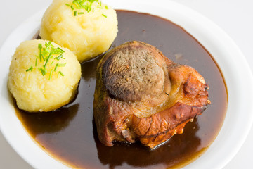 bayrischer Schweinebraten mit Kartoffelknödel und Biersauce