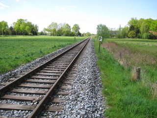 Fototapeta premium Eisenbahn-Gleis in Landschaft