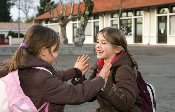 jeux d'enfant dans la cours de r&eacute;cr&eacute;ation