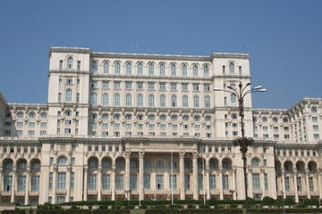 Fototapeta na wymiar Parlamentspalast w Bukareszcie