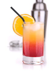 Cocktail Tequila sunrise vor Shaker aus Metall