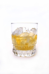 Copo de whisky com gelo no fundo branco